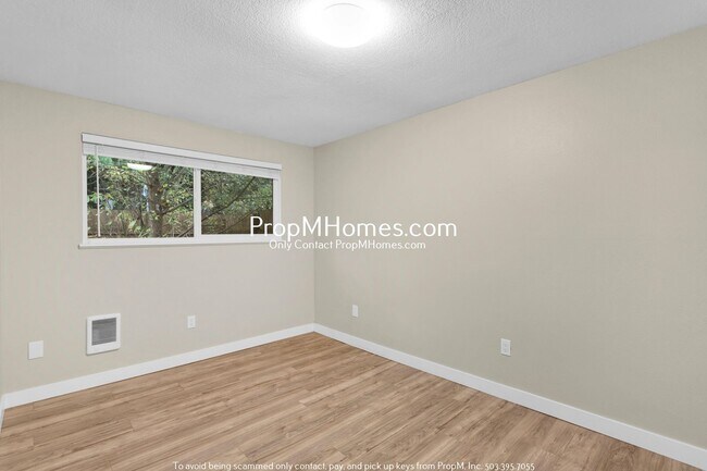 Building Photo - Updated Three Bedroom Duplex in the Heart of Oregon City!