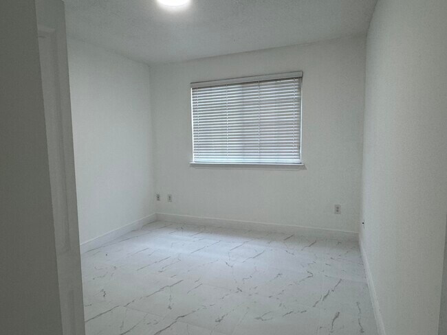 Building Photo - 9873 Baywinds Blvd