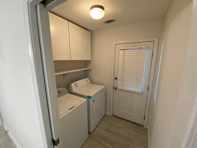 Building Photo - 1307 Hallwood Ln