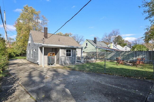 Building Photo - 925 Blenheim Rd