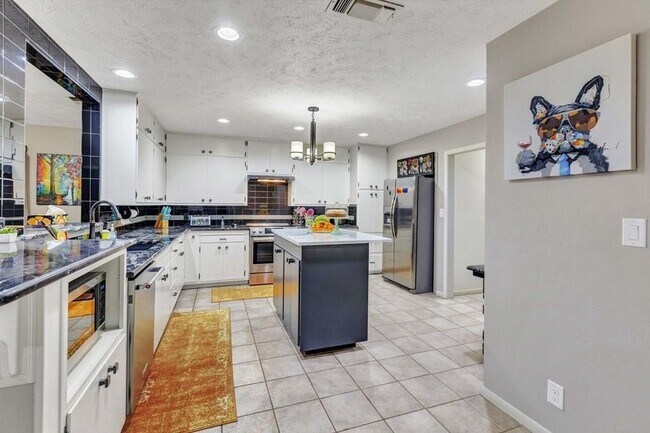 Building Photo - 1208 Crenwelge Dr