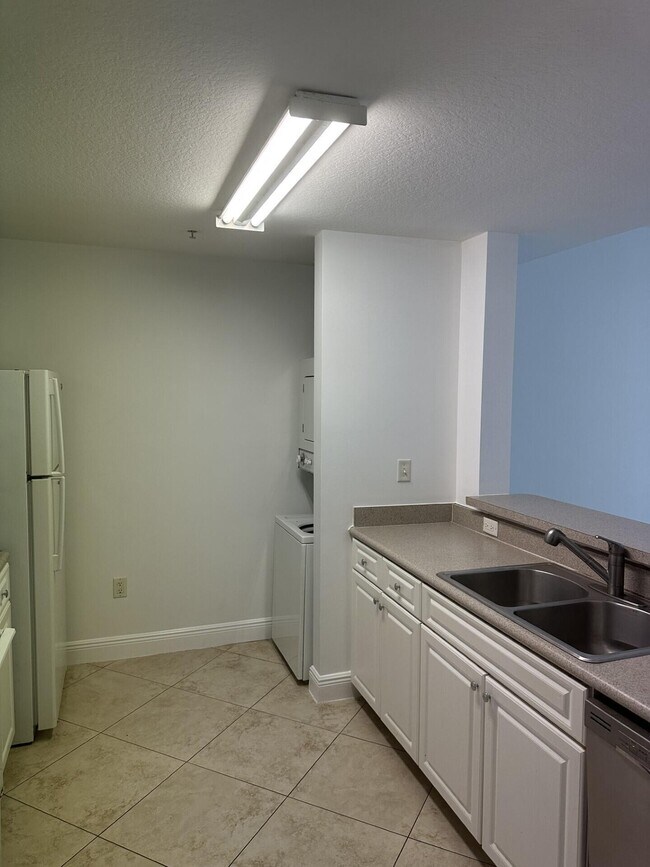 Building Photo - 1200 Town Center Dr