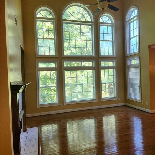 Building Photo - 635 Syreeta Ln