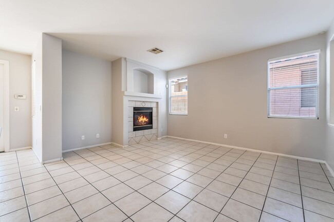 Building Photo - Beautiful 5 bed home with sparkling pool located in the heart of Las Vegas!