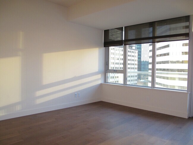 Building Photo - Exquisite 2 Bed/2 Bath Downtown Condo at I...