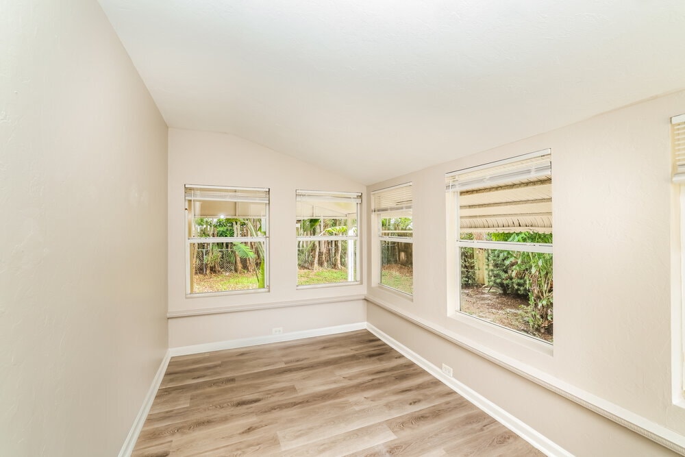 Building Photo - 195 E 28th St