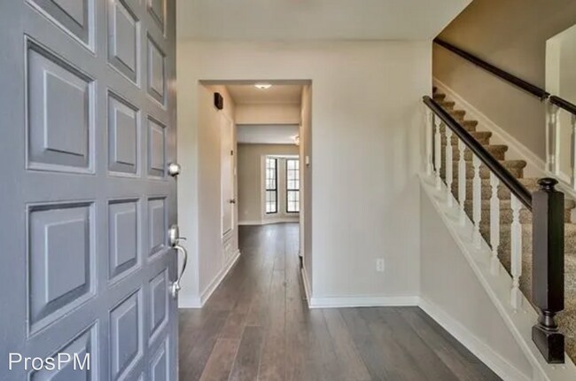 Building Photo - 5 br, 2.5 bath House - 2117 Summit Dr