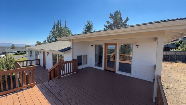 Building Photo - 3405 SW Hillcrest Dr