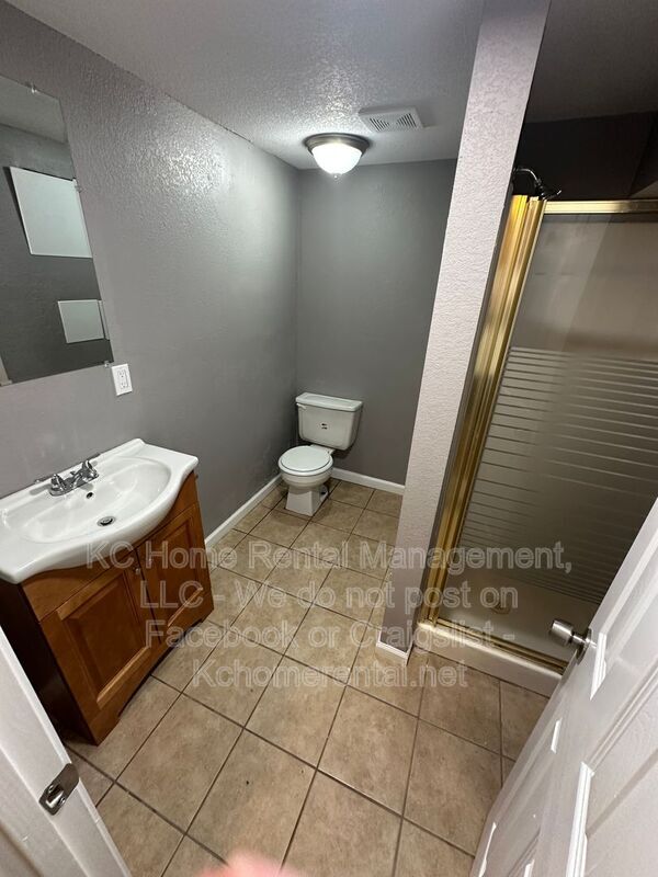 Building Photo - 424 NE Lakeview Dr