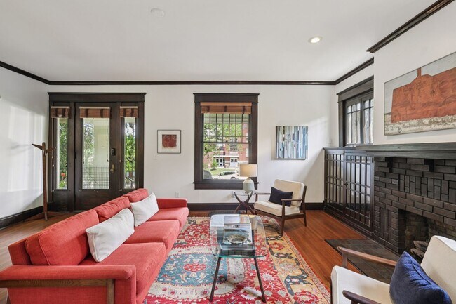 Building Photo - Beautiful Historic 4BR/3BA Gem | Hillsboro...