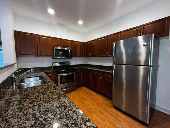 Building Photo - 1516 Broadway St