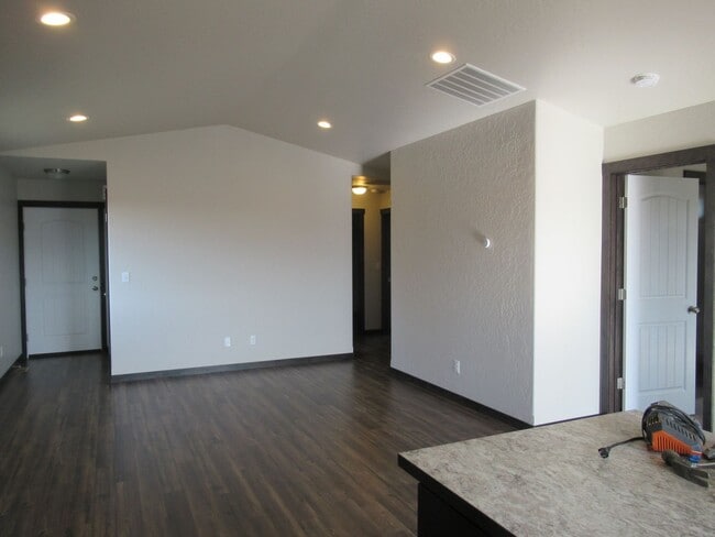 Building Photo - Home in Post Falls!