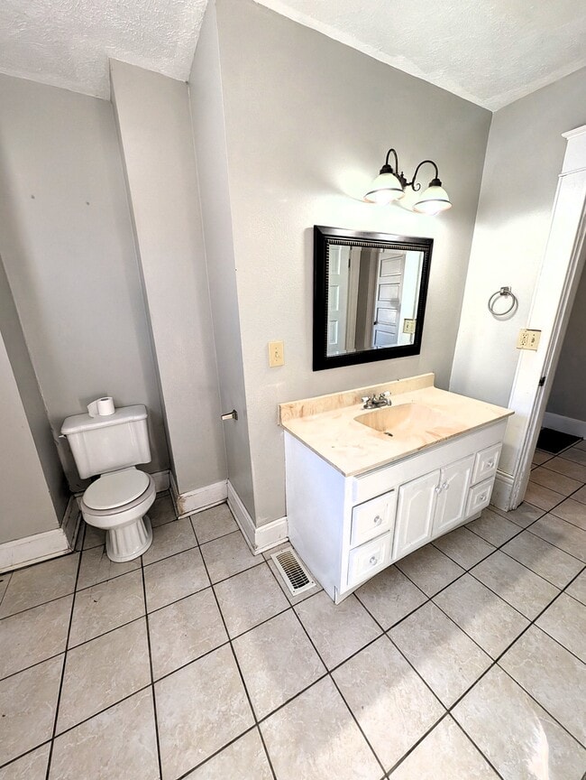 Building Photo - 817 S Newton Ave