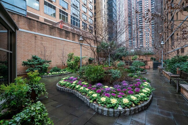 Building Photo - 350 W 43rd St