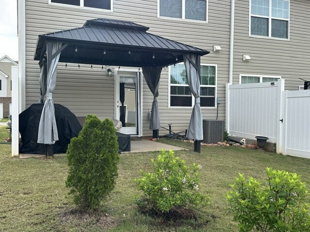 Building Photo - Beautiful 3 bedroom townhome with backyard space in Pendleton