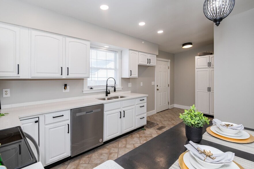 Building Photo - 130 Mound St