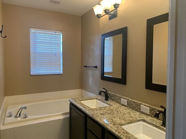 Building Photo - WESTCHASE - THE VINEYARDS