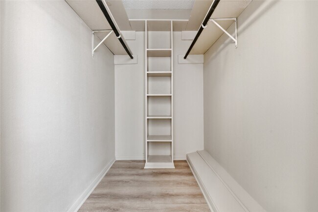 Building Photo - 7700 Creekbend Dr