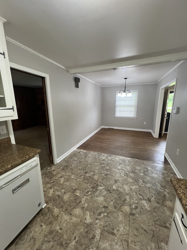 Building Photo - 206 Greenview Dr