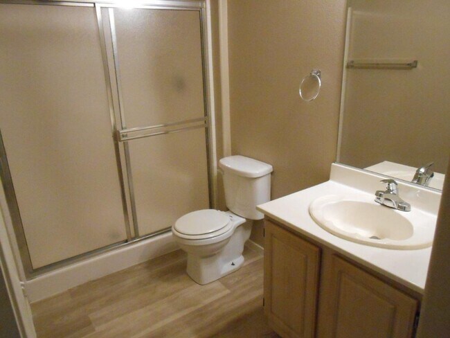 Building Photo - Spacious 2 Bedroom Condo in Gated Community