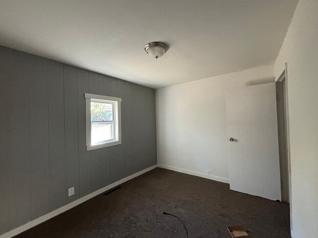 Building Photo - Charming 3 bed 1 bath house!