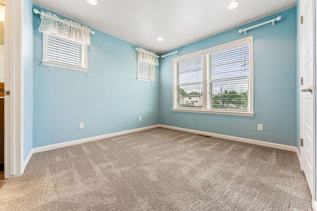 Building Photo - Modern End Unit in the Meadows!