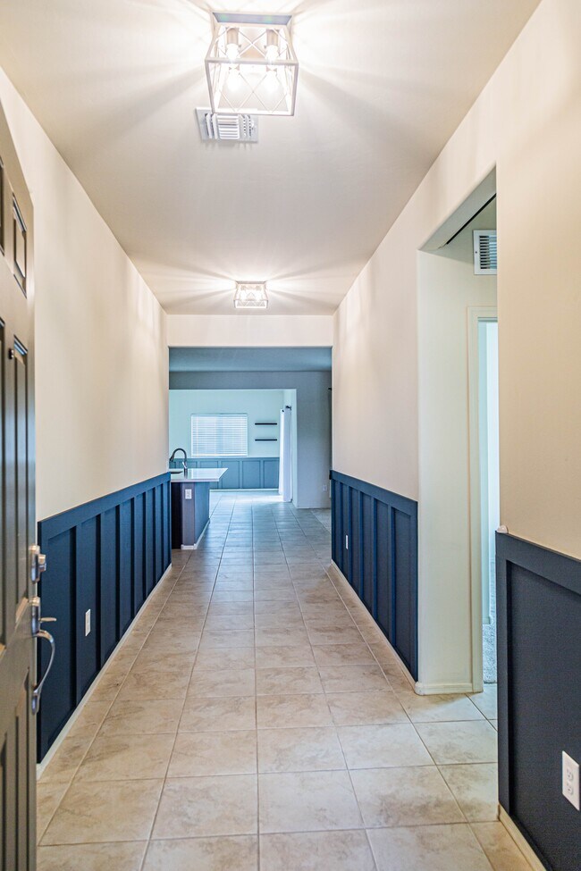 Building Photo - 12640 N Wildrose Dr