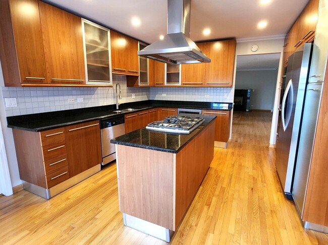 Building Photo - 1206 Lynn Terrace
