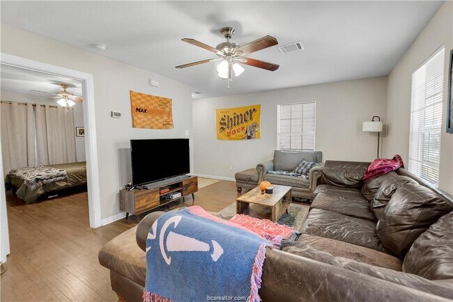 Building Photo - 807 Pasler St