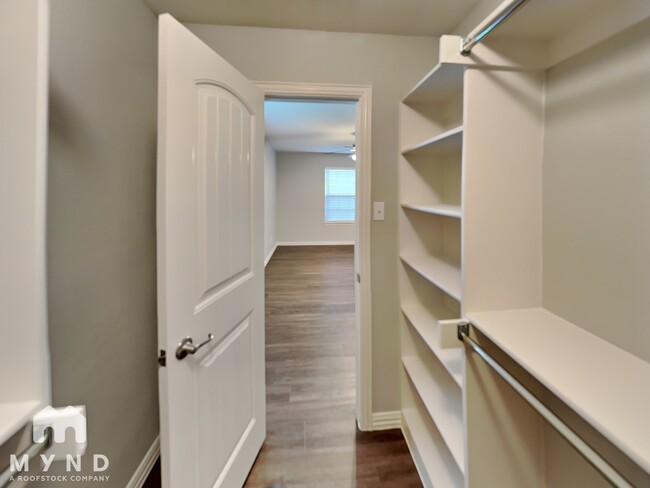Building Photo - 10528 Many Oaks Dr