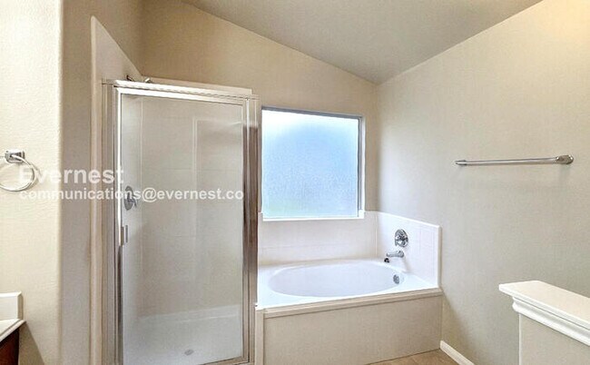 Building Photo - 3 Bed, 2 Bath Home with Fenced Yard & Garage / Pet-Friendly / Available Now!