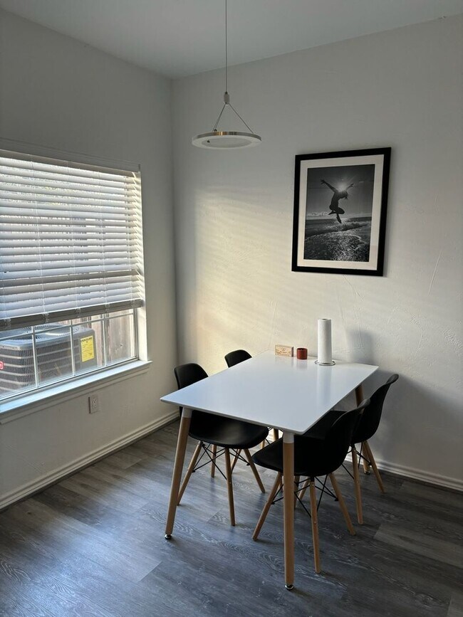 Building Photo - Fully Furnished Baylor Condo