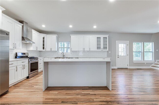 Building Photo - 870 Gaston St SW