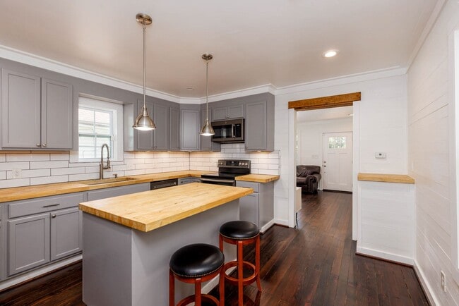 Building Photo - 2 Bedroom, 2 Bath in Homewood