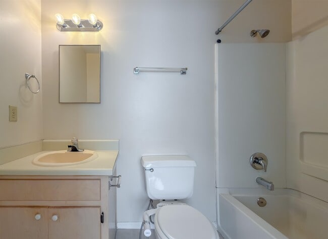 Building Photo - 696 Timberwood Cir E