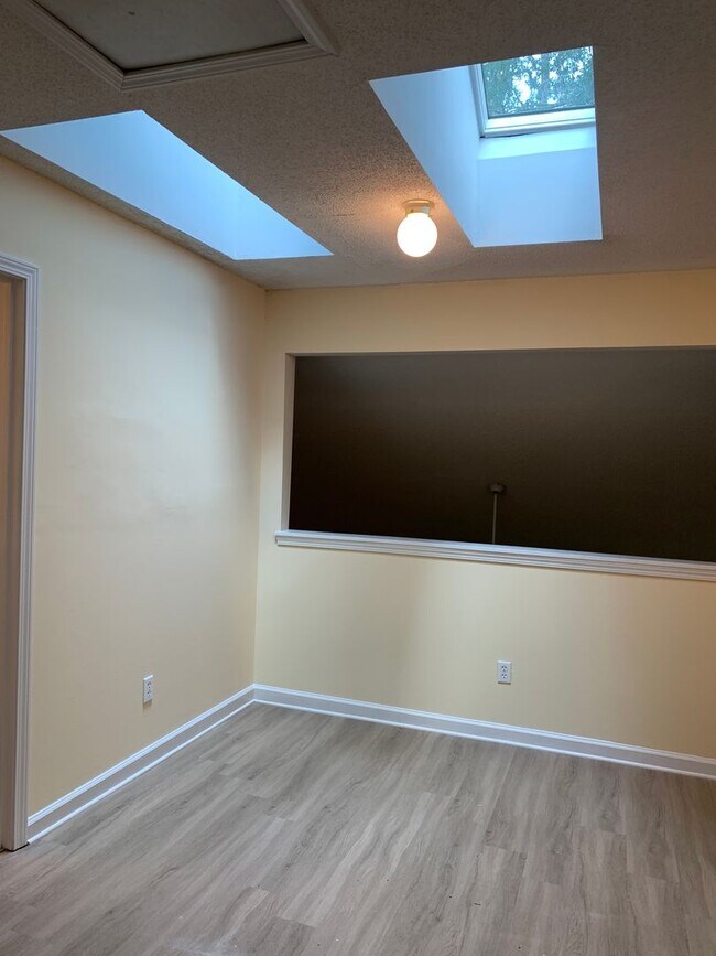 Building Photo - 135 Charter Dr