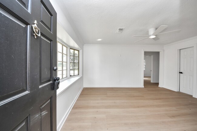 Building Photo - 3726 Las Palmas St