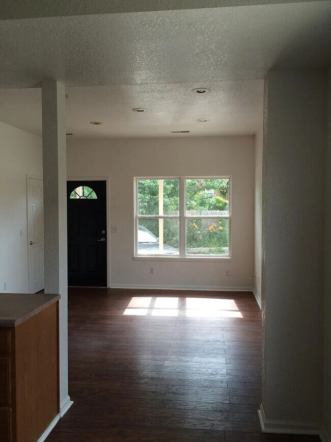 Building Photo - 404 S Marion St