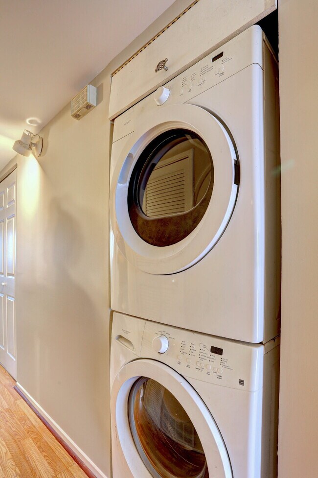 Building Photo - 2BD/1.1BA:  Cozy Columbia Condo