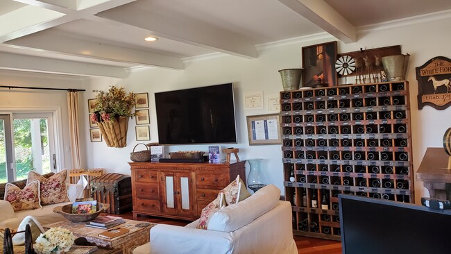 Building Photo - 910 Canyon Ridge Rd