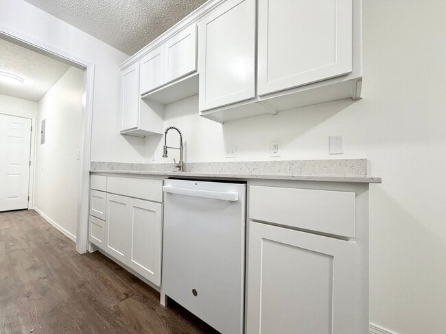 Building Photo - ***5905 B Sara Street***