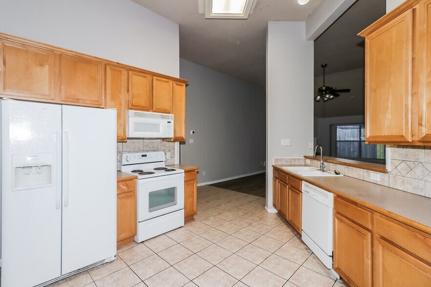 Building Photo - 810 Courtside Dr E
