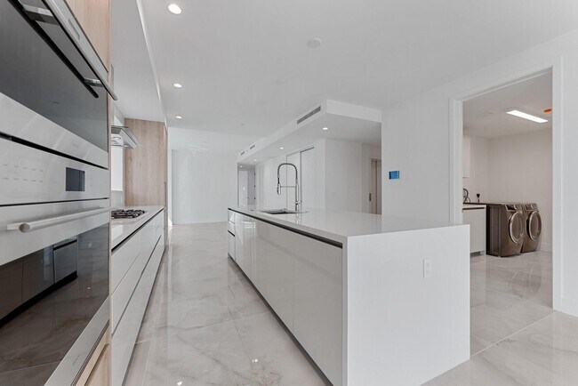 Building Photo - 485 E Royal Palm Rd