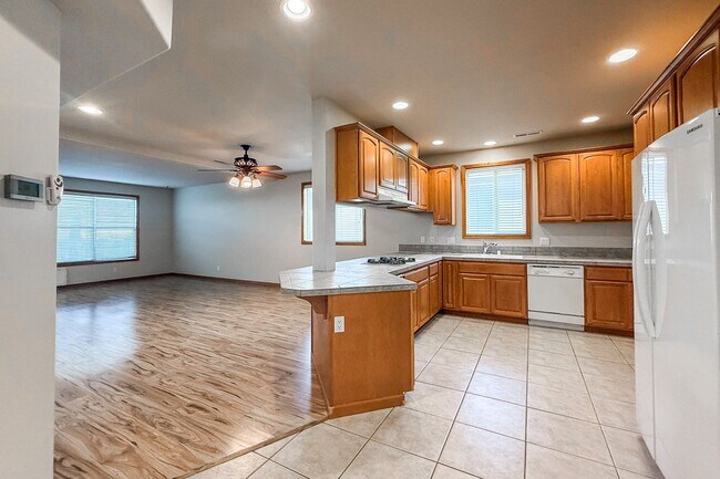 Building Photo - Beautiful 4-Bedroom Townhome in South Richland