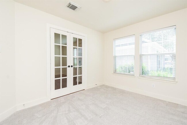 Building Photo - 5726 Silver Oak