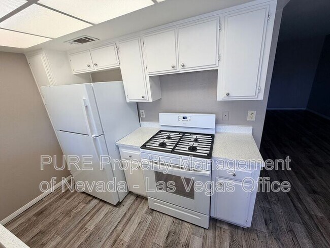 Building Photo - 1405 E Vegas Valley Dr