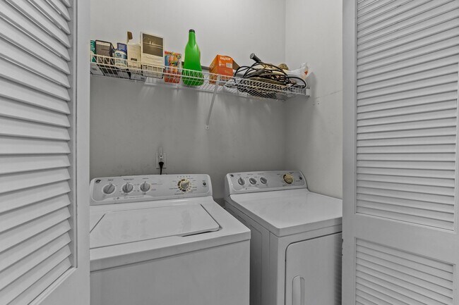 Building Photo - 3 bedroom/ 3 bathroom -Villages at Candle Station