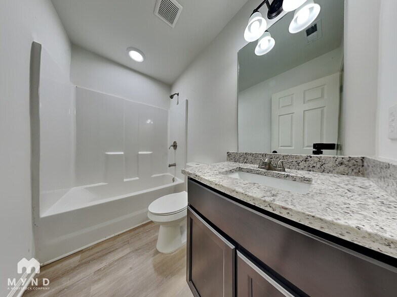 Building Photo - 424 Valerie Cir