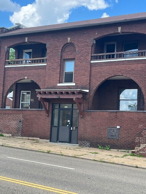 Building Photo - 315 9th St NE