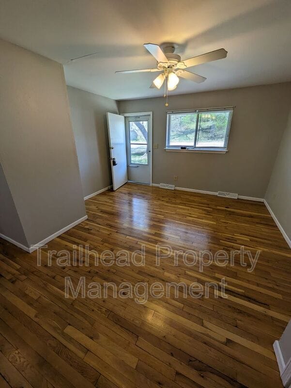 Building Photo - 110 S High St